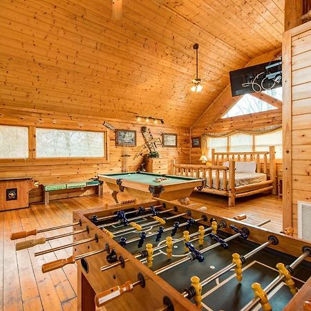 Secret Romance, 2 Bedrooms, Sleeps 8, Pool Table, Hot Tub, Arcade Gatlinburg Exterior foto