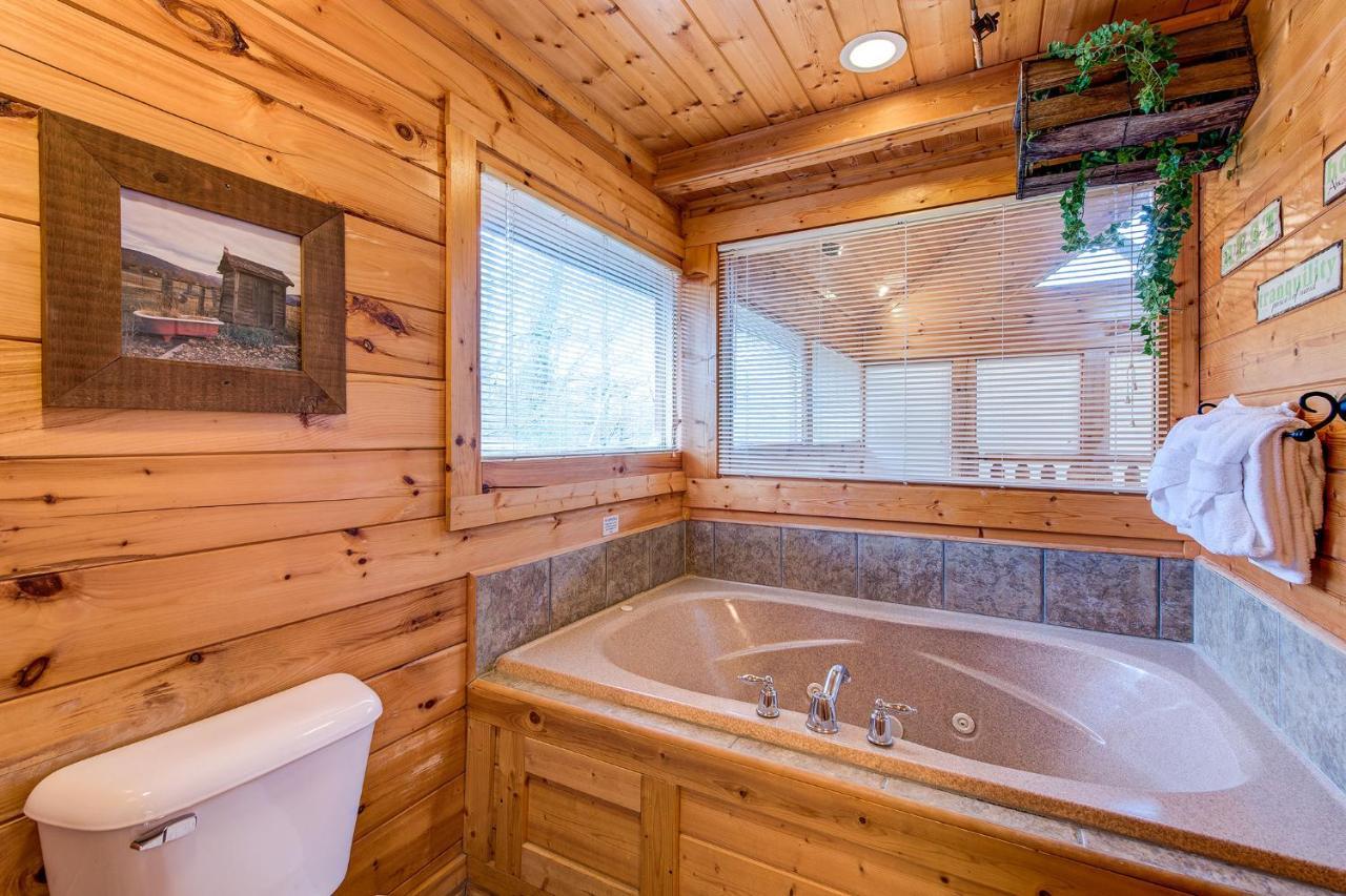 Secret Romance, 2 Bedrooms, Sleeps 8, Pool Table, Hot Tub, Arcade Gatlinburg Exterior foto