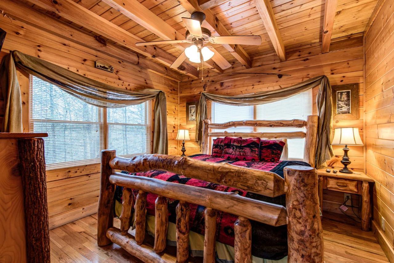 Secret Romance, 2 Bedrooms, Sleeps 8, Pool Table, Hot Tub, Arcade Gatlinburg Exterior foto
